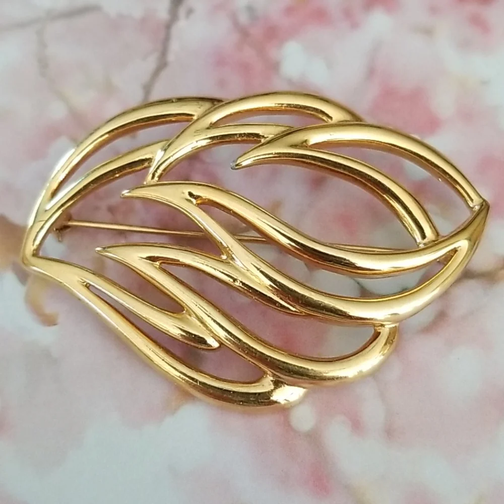 Vintage Signed MONET Goldtone Leaf Design Brooch Pin